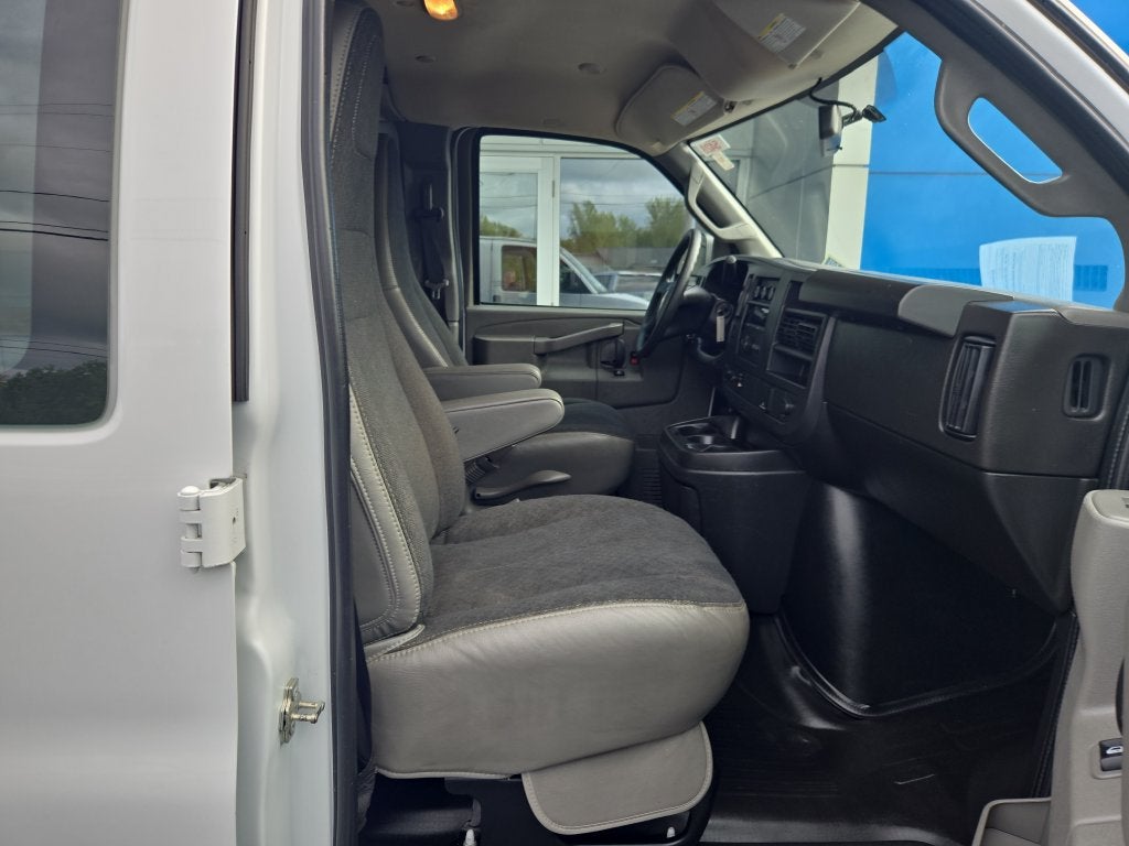 2025 Chevrolet Express Cargo WT
