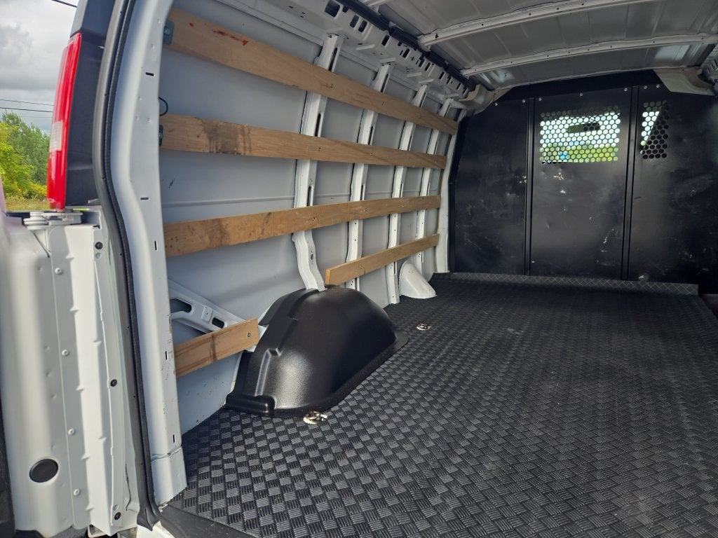 2025 Chevrolet Express Cargo WT
