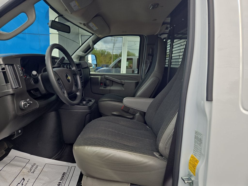 2025 Chevrolet Express Cargo WT