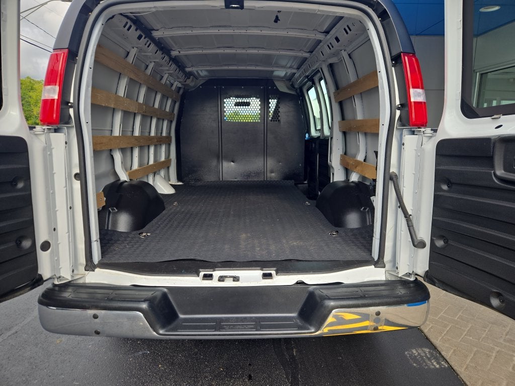 2025 Chevrolet Express Cargo WT